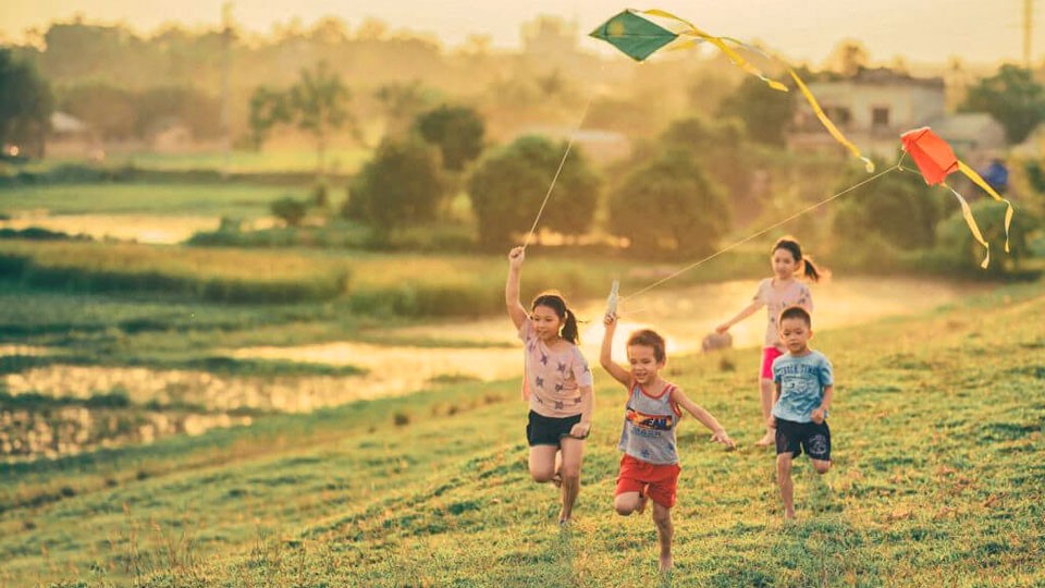 Tuổi thơ của con người Việt đều gắn liền với hình ảnh thả diều trên cánh đồng rộng lớn